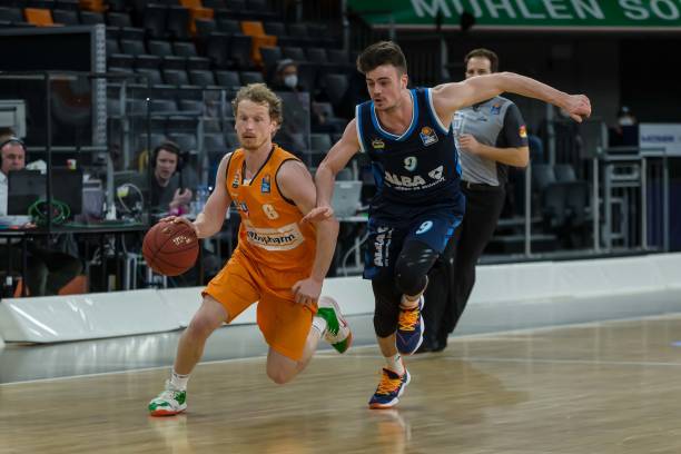 显得较为单 显得较为单