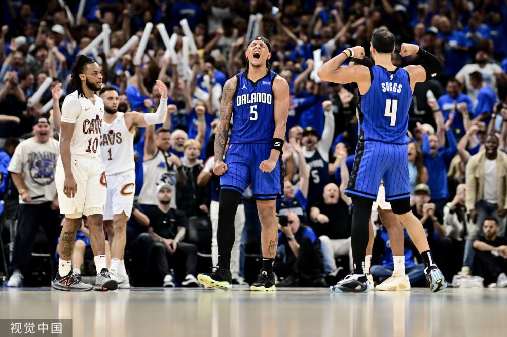 两人通过默 两人通过默